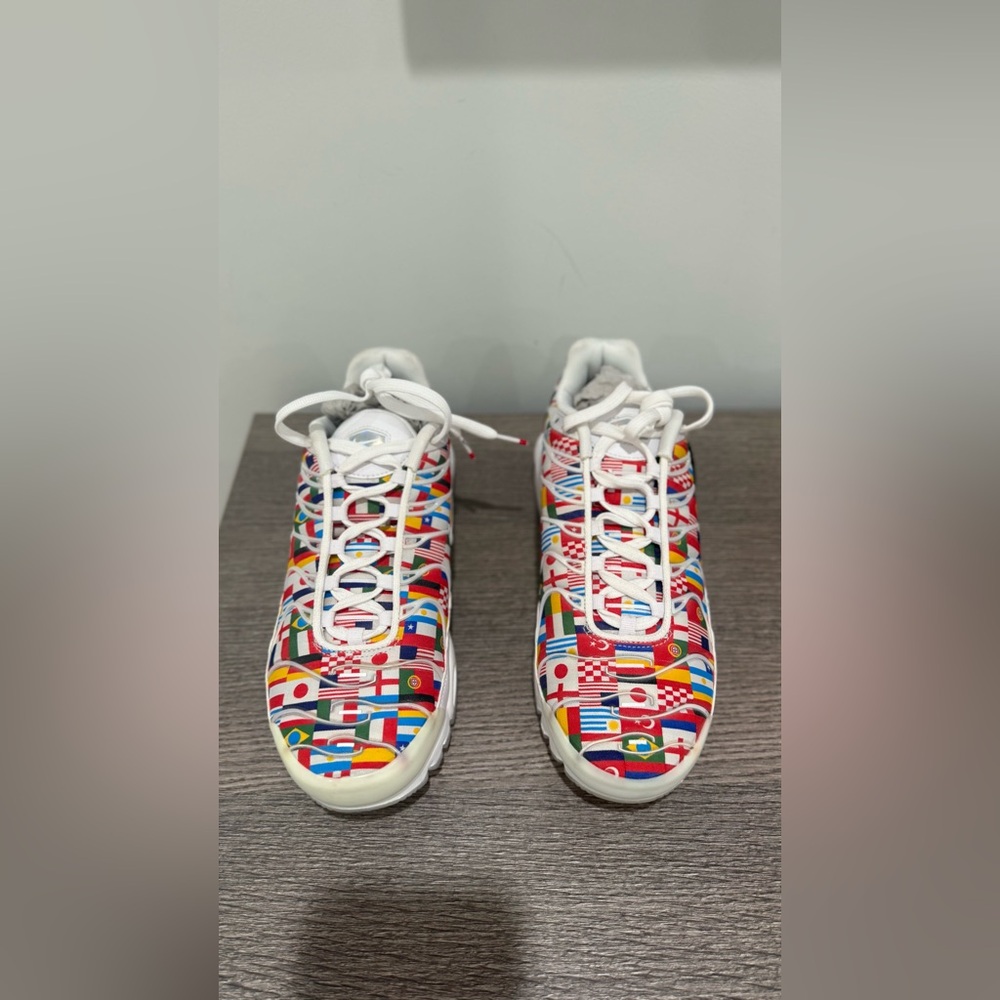 Nike Mens Sneakers with Flag Pattern…